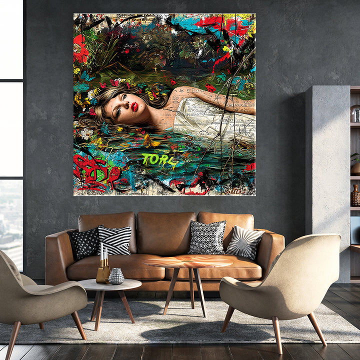 Sängerin Swift als Ophelia mit Zeitungsdruck-Overlays und Graffiti als Leinwandbild im Wohnzimmer - Affengeile Bilder