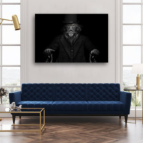 Das Motiv hängt über einem modernen Sofa zwischen zwei Fenstern