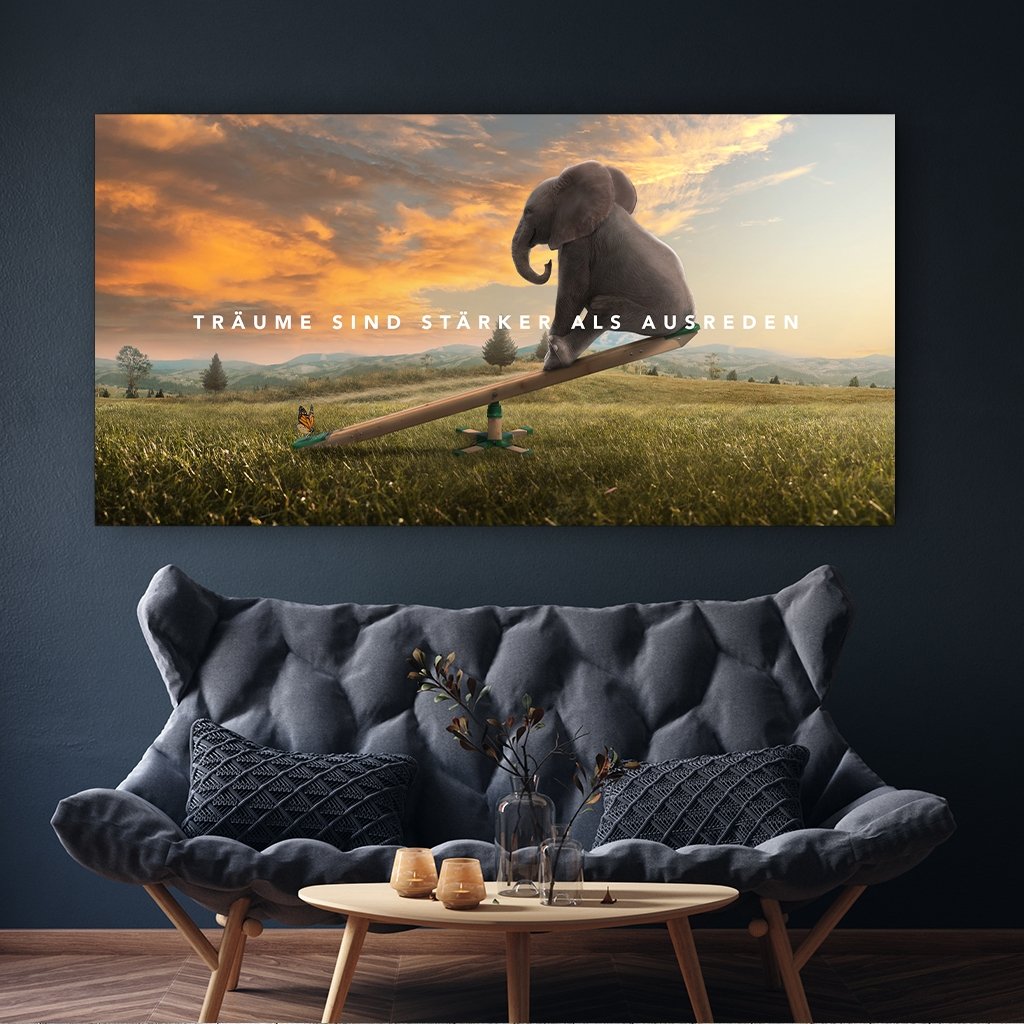 Das Motiv hängt über einem modernen Sofa